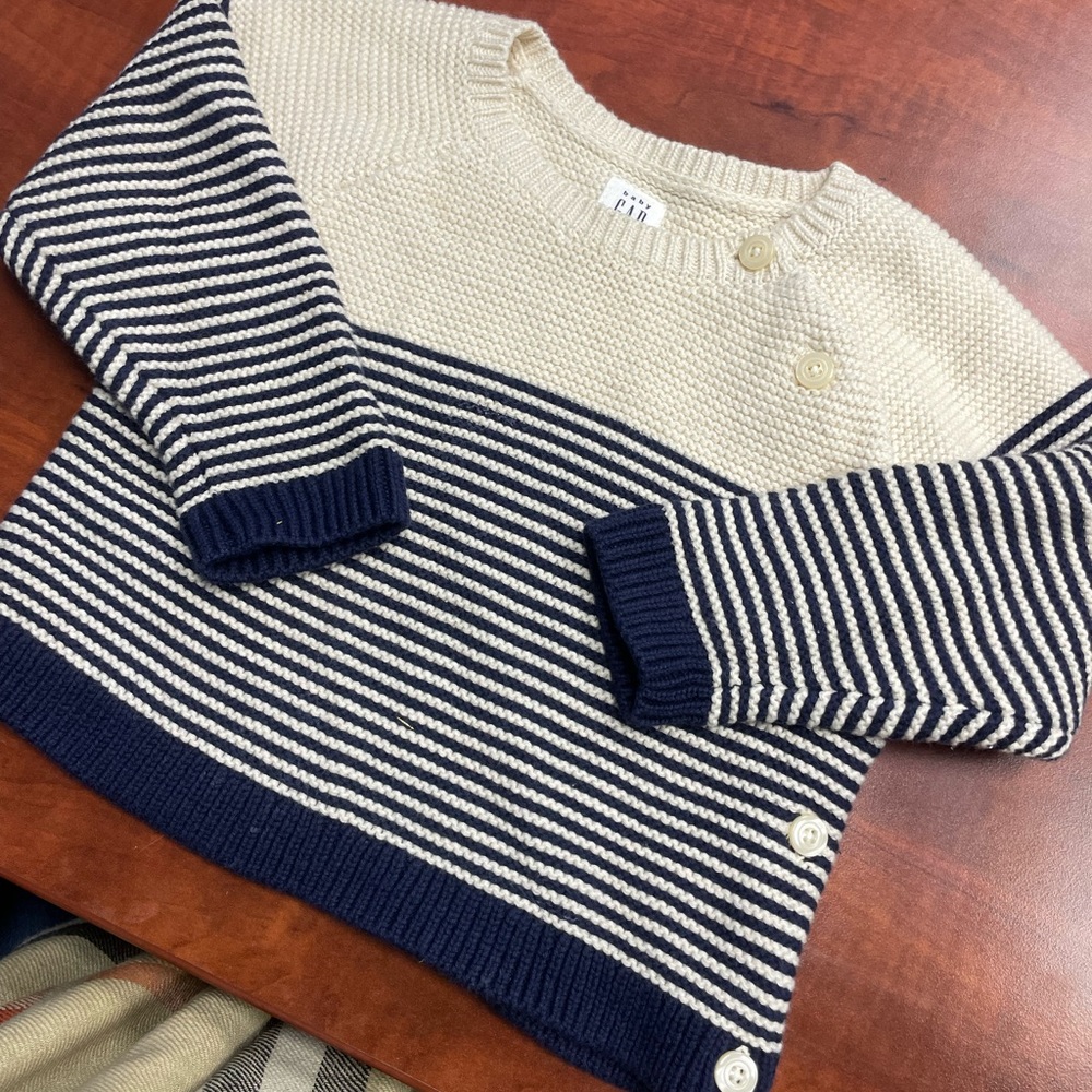 EUC Baby Gap sweater. Size 12-18 months